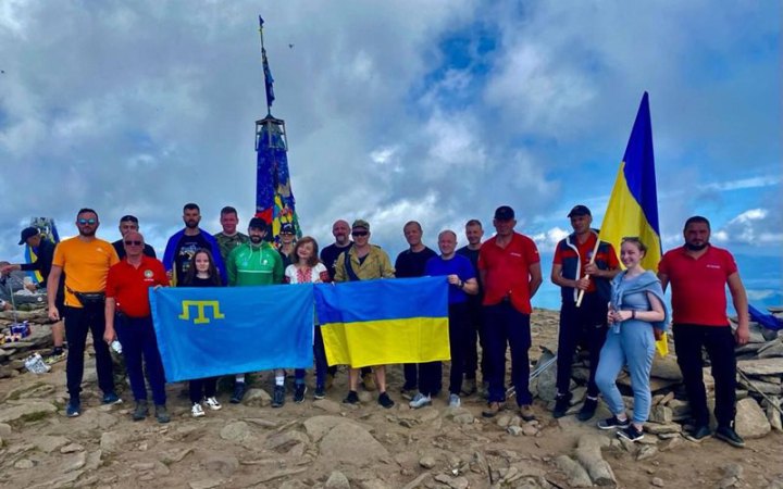 ​Українські військові разом із європейськими послами піднялися на Говерлу