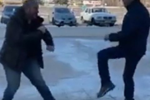 В Северодонецке помощник Богуцкой подрался с местным депутатом возле горсовета