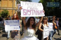 В День Конституции к Януковичу пришли в свадебном платье и с плакатами