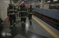 У Києві відновили роботу «синьої» лінії метро, бо пасажирка потрапила під потяг (оновлено)