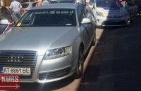 ​В центре Ивано-Франковска обстреляли автомобиль, ранен один человек