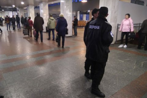 В Киеве эвакуировали больницу и ж/д вокзал из-за звонков о минировании (обновлено)