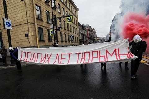 У РФ заарештували трьох активістів, які побажали Путіну "довгих років в'язниці"