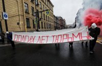 В РФ арестовали троих активистов, пожелавших Путину "долгих лет тюрьмы"