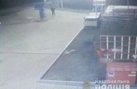 На Полтавщині поліція шукає озброєного чоловіка, який пограбував магазин автозаправки