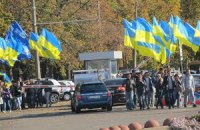 Януковича в Одессе встречает безработная молодежь