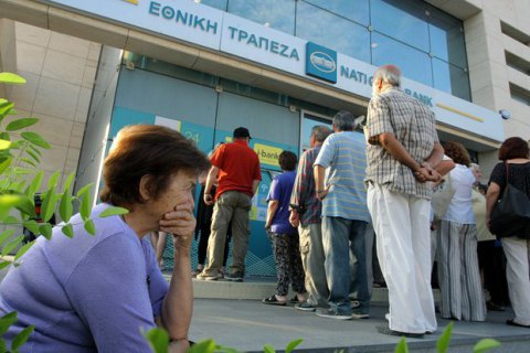 Большинство греков согласны принять условия ЕС, - опрос