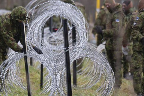 Эстония начала устанавливать заграждения из колючей проволоки на границе с Россией