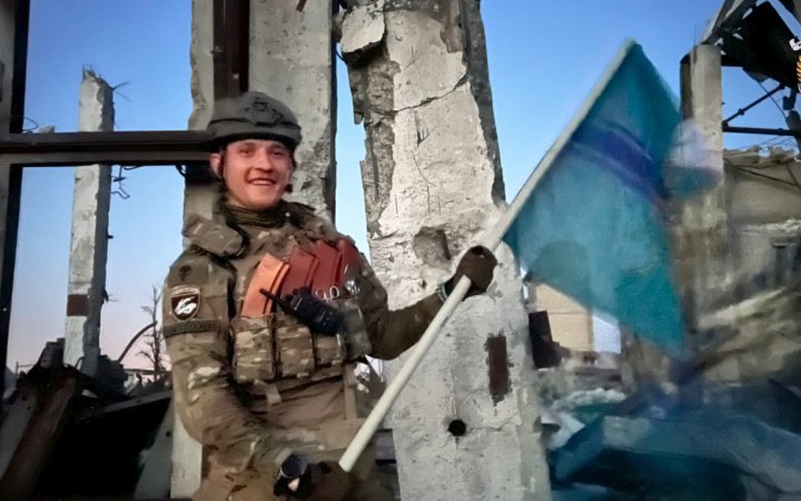 На День Незалежності морпіхи підняли свій прапор просто перед позиціями росіян