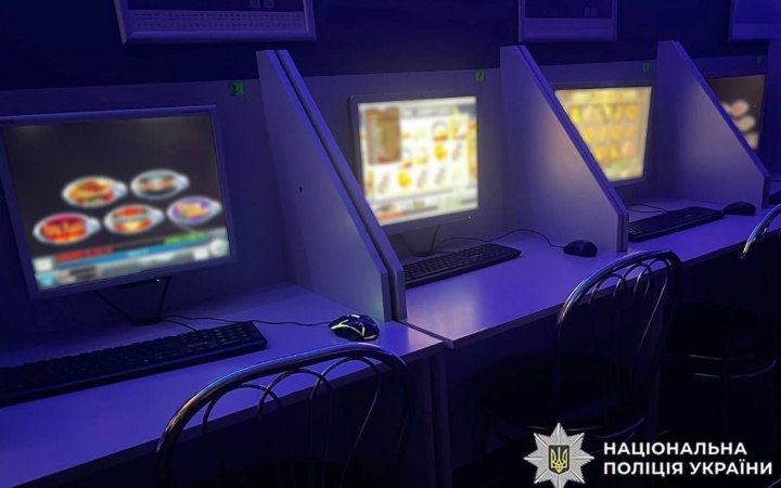 На Хмельниччині пенсіонерка організувала нелегальний гральний бізнес у підвалі