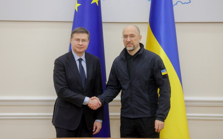 Шмигаль обговорив з єврокомісаром Домбровскісом посилення економічного співробітництва та євроінтеграцію
