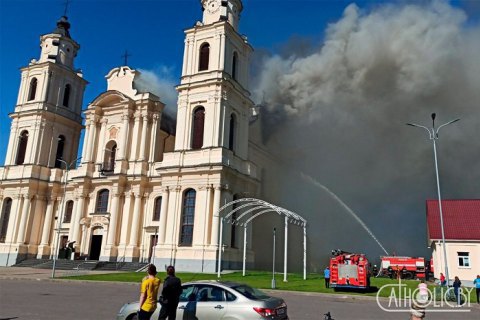 В белорусском Будславе горел костел, обрушилась крыша здания