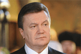 Отец Зосима подал знак
