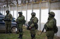 Российские военные грабят украинские части в Крыму