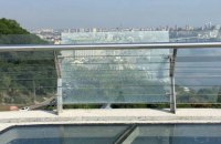 В Киеве на "мосту Кличко" треснуло боковое стекло (обновлено)