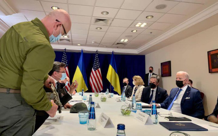 Кулеба і Резніков передали Байдену уламки російської ракети: "Домовилися про кроки для того, щоб менше таких ракет падало"