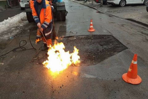 "Укравтодор" решил отказаться от ямочного ремонта дорог