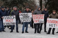 У здания администрации президента в Москве протестуют дальнобойщики