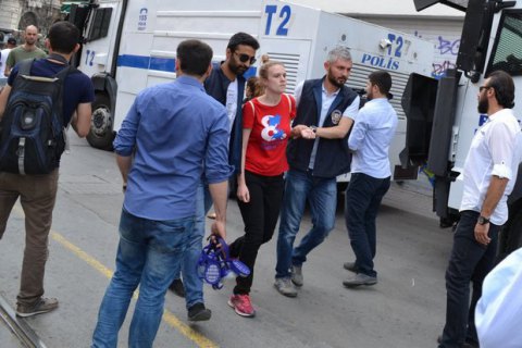Полиция задержала евродепутата при разгоне гей-прайда в Стамбуле