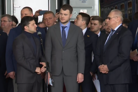 Зеленский предложил "УЗ" купить у Крюковского завода 90 вагонов и три дизель-поезда