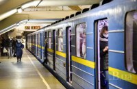 В киевском метро подростки бегали по крышам вагонам и катались между ними