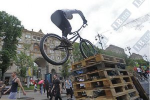 Дождь не помешал киевлянам праздновать День молодежи