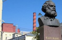 "Рошен" демонтував бюст Маркса на території київської фабрики