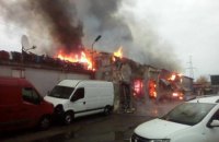 Пожар на СТО в Киеве повредил семь автомобилей