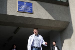 Коллектив киевского медуниверситета собрал более 140 тысяч для вузов востока