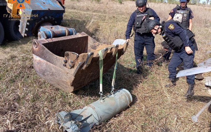 ​На Запоріжжі піротехніки знищили ворожу 250-кілограмову авіабомбу, яку знайшли комбайнери в полі