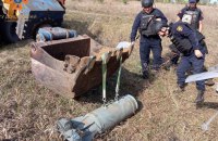 ​На Запоріжжі піротехніки знищили ворожу 250-кілограмову авіабомбу, яку знайшли комбайнери в полі