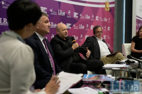 Турчинов: "Для Украины безопасность начинается на восточном фронте"