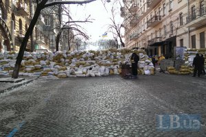 Коммунальщики пытались разобрать баррикаду на Лютеранской  