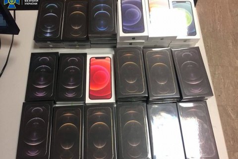 Житель Києва намагався ввезти в Україну партію iPhone12 на понад мільйон гривень