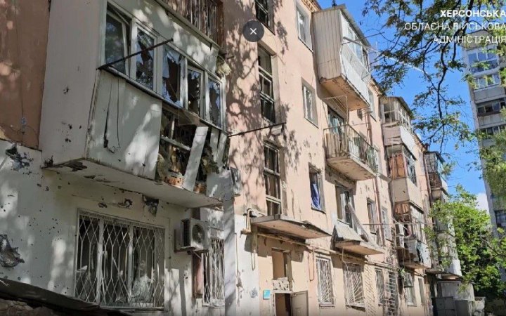 Окупанти обстріляли з артилерії Корабельний район Херсона, постраждали люди (доповнено)