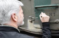 Президент Чехії розписався на техніці ЗСУ, яка прямує на фронт