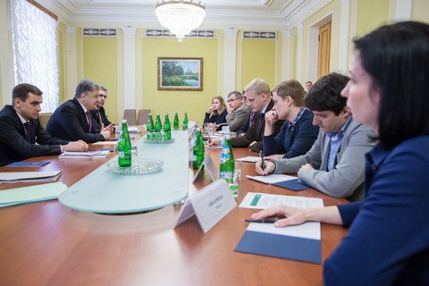 Порошенко подписал закон про е-декларации для антикоррупционеров (обновлено)