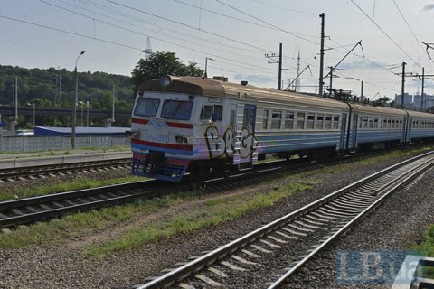 Подросток получил сильные ожоги, забравшись на крышу электрички в Киеве