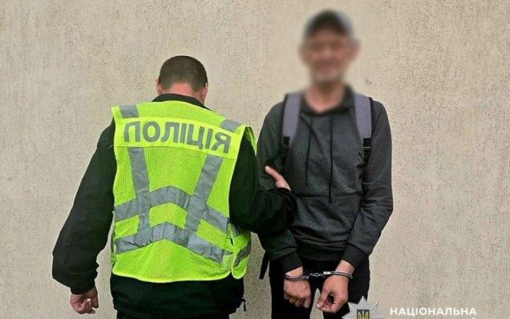 У Києві затримали чоловіка, який вкрав у знайомого банківську карту, зняв 73 тисячі грн і купив співмешканці телефон