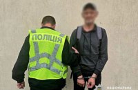 У Києві затримали чоловіка, який вкрав у знайомого банківську карту, зняв 73 тисячі грн і купив співмешканці телефон