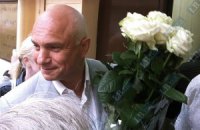 Муж Тимошенко и подруга принесли ей цветы (обновлено)