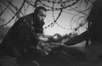 "Фотографією року" став знімок біженця з дитиною на угорсько-сербському кордоні