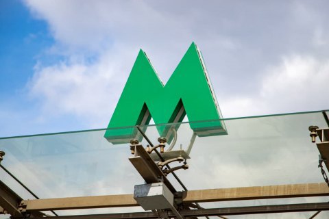 Вечером могут ограничить вход на трех станциях киевского метро