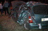 Пьяный водитель в Киеве "отфутболил" попутную машину в столб