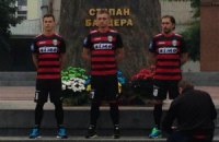"Карпаты" презентовали красно-черную форму у памятника Бандере