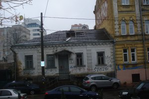 Неизвестные рушат старинный дом возле Десятинной церкви