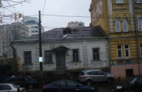 Неизвестные рушат старинный дом возле Десятинной церкви