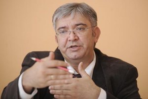 Обмен валют по паспортам грозит населению проблемами с налоговой, - правозащитник