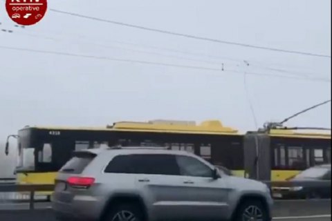 На Северном мосту в Киеве оборвалась троллейбусная контактная линия, движение транспорта затруднено