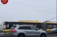 На Северном мосту в Киеве оборвалась троллейбусная контактная линия, движение транспорта затруднено